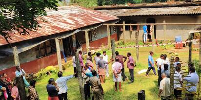 ಫೋಟೋ 08 ಟಿಟಿಎಚ್ 01: ಅರಳಸುರುಳಿ ಸಮೀಪದ ಕಲ್ಲೋಣಿ ಗ್ರಾಮದಲ್ಲಿ ಬೆಂಕಿ ದುರಂತ ನಡೆದ ಮನೆಯ ಮುಂದೆ ಜನರು ಸೇರಿರುವುದು.  | Kannada Prabha